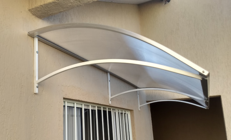 Toldo fixo em Policarbonato Alveolar da Sia Toldos